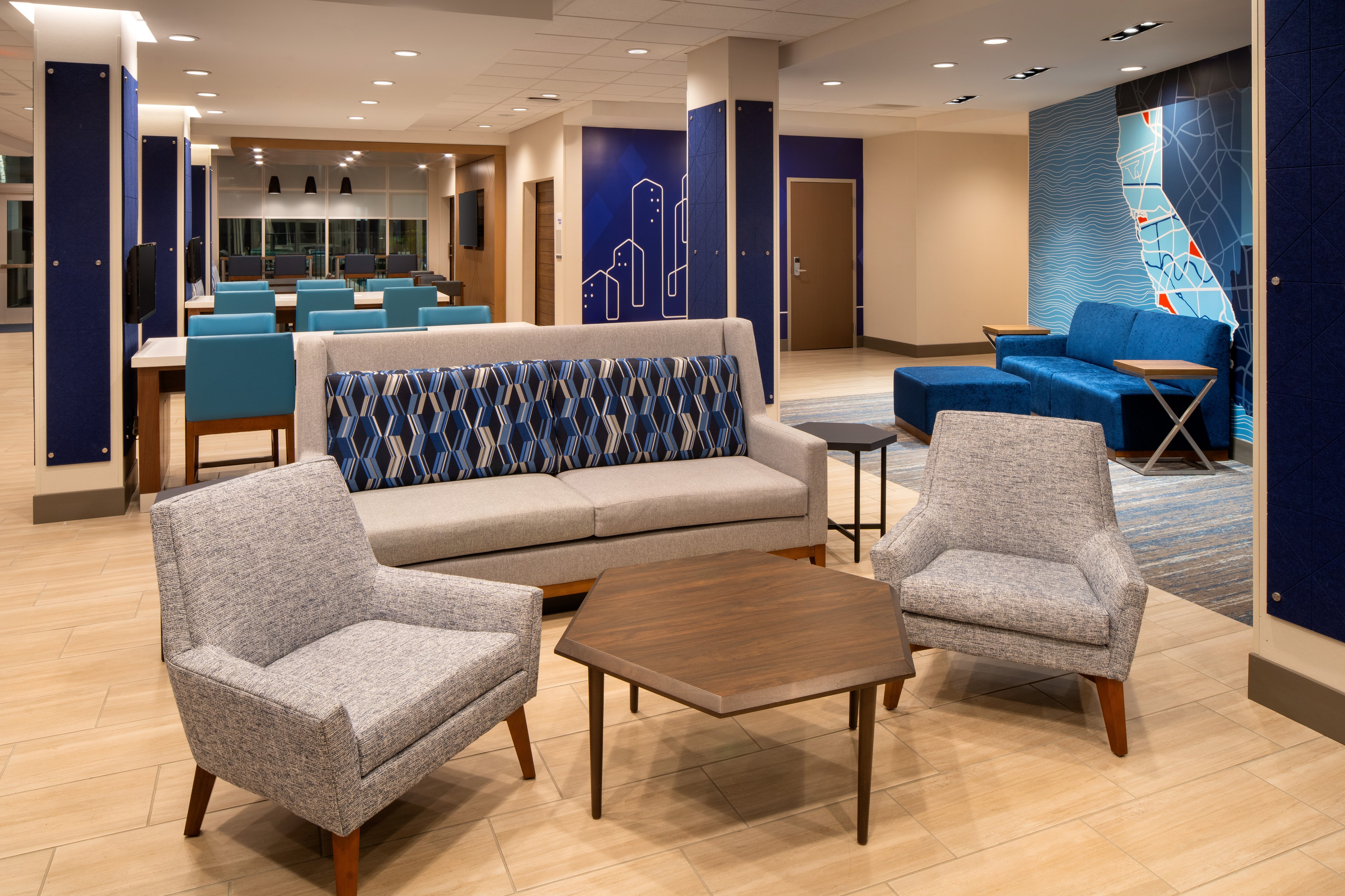 Holiday Inn Express & Suites Fresno Airport 16/25