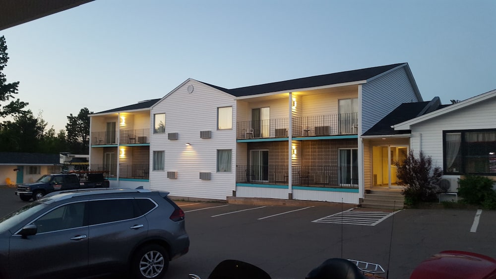 Auberge Shores Inn & Hotel 1/47