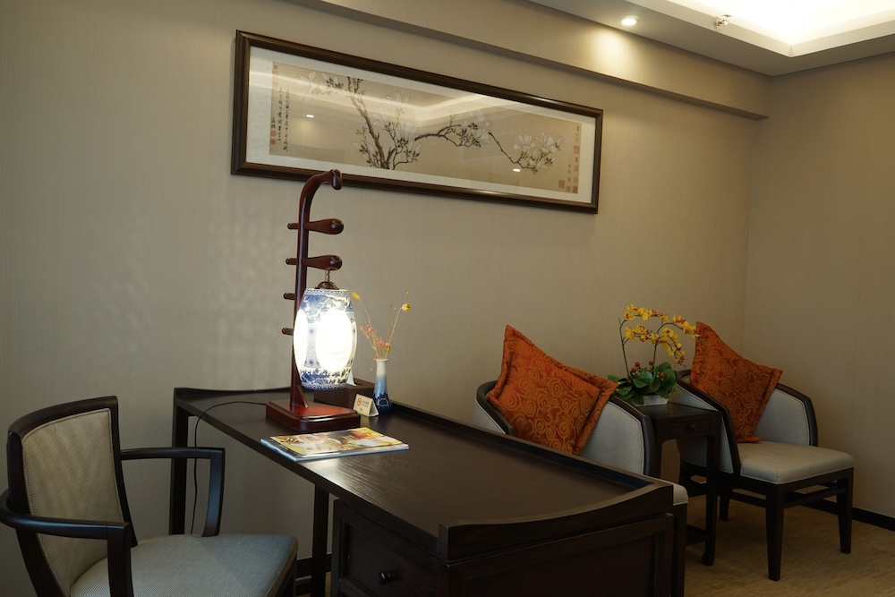 Guangdong Hotel (Sun Yat-sen Memorial Hall Station) 58/73