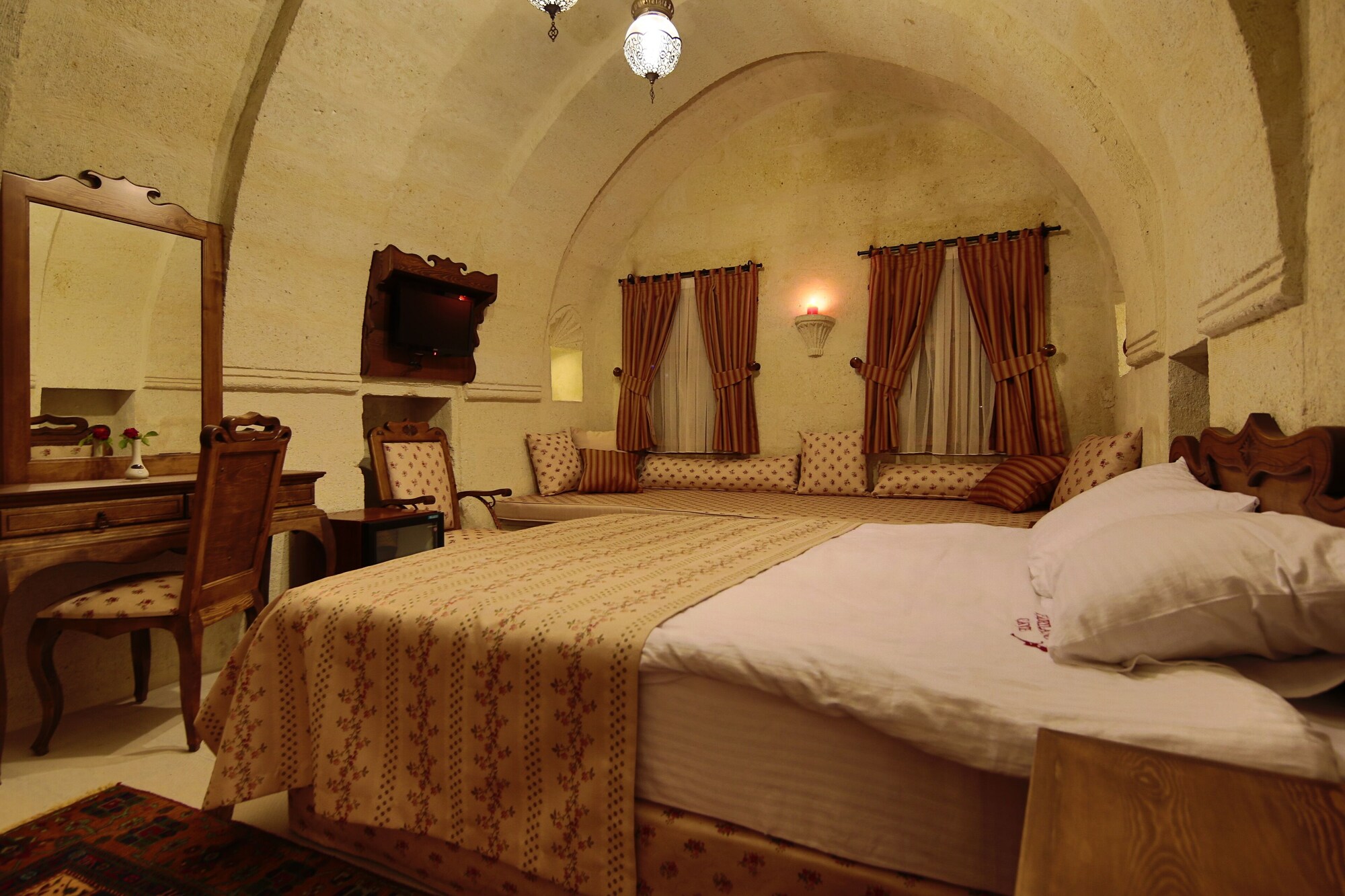 DELUXE, DOUBLE BED