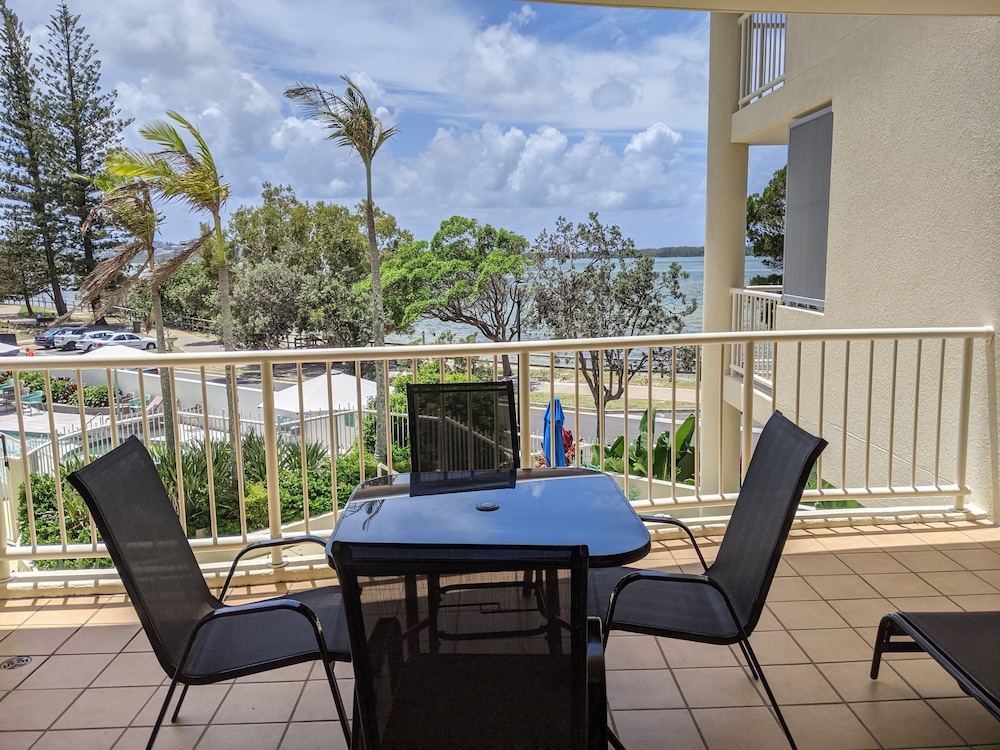 MOORINGS BEACH RESORT 53/77