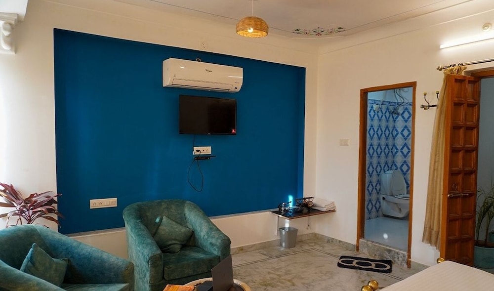 Moustche Udaipur 50/68