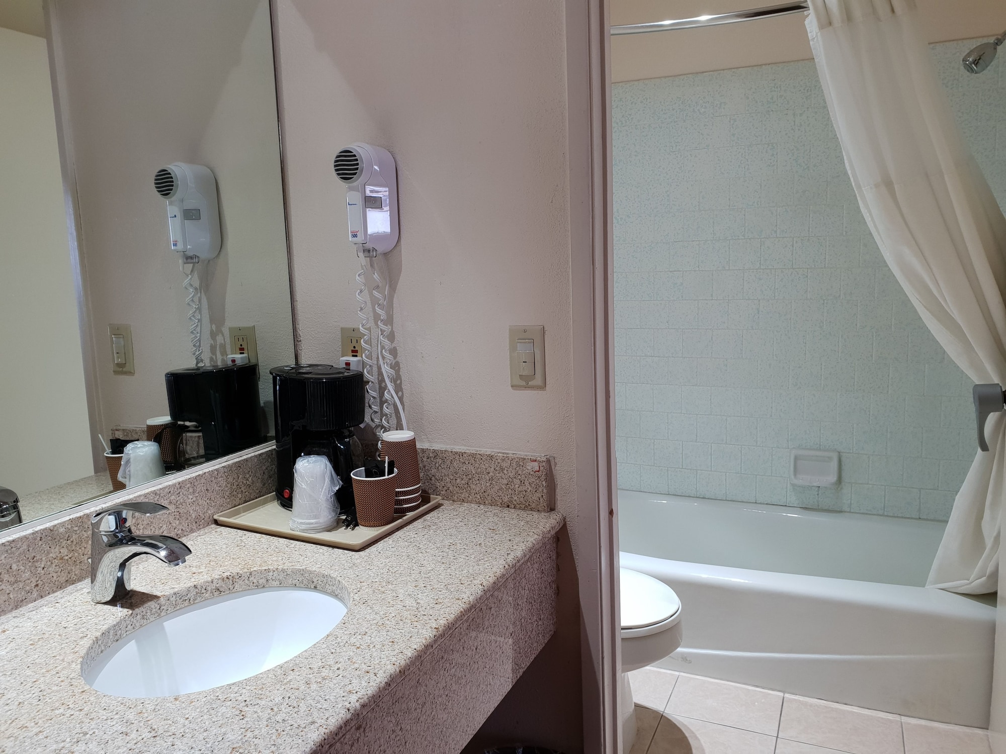 غرفة أساسية مفردة بسرير كوين، Downtown SLO Inn 9/10