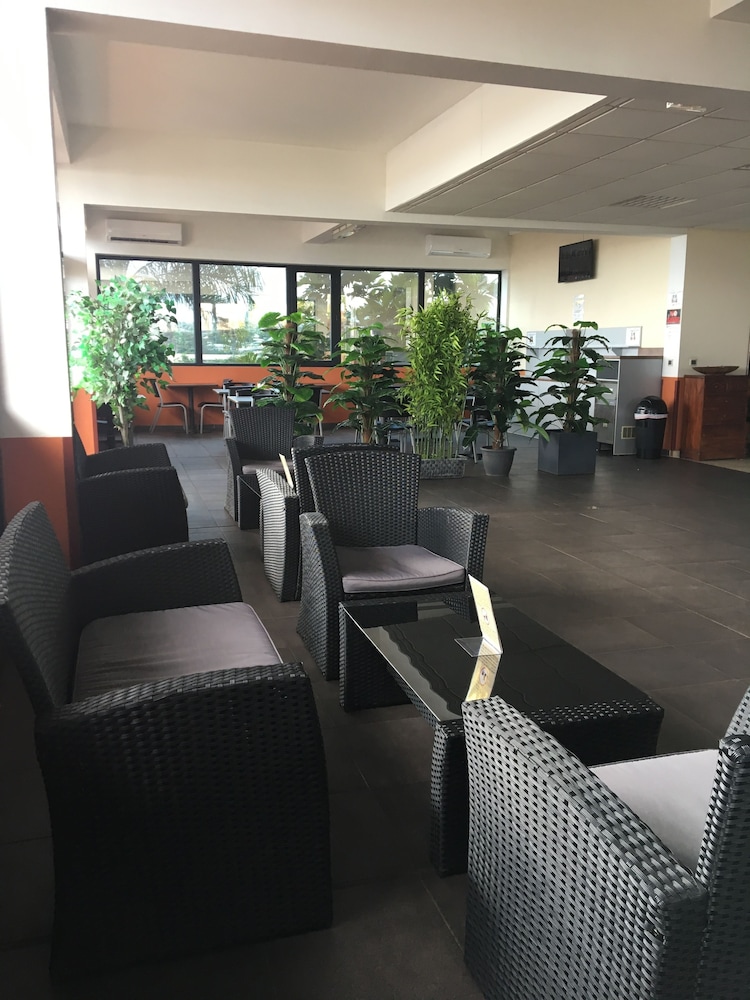 Tahiti Airport Motel 47/64
