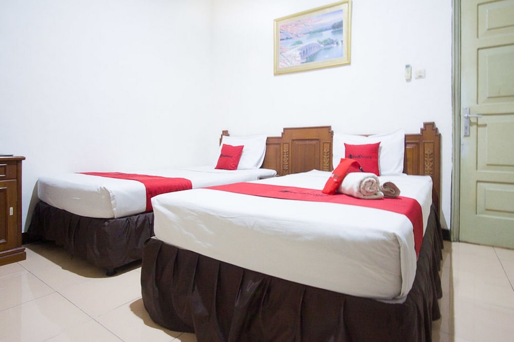 RedDoorz near Pantai Falajawa Ternate 13/29