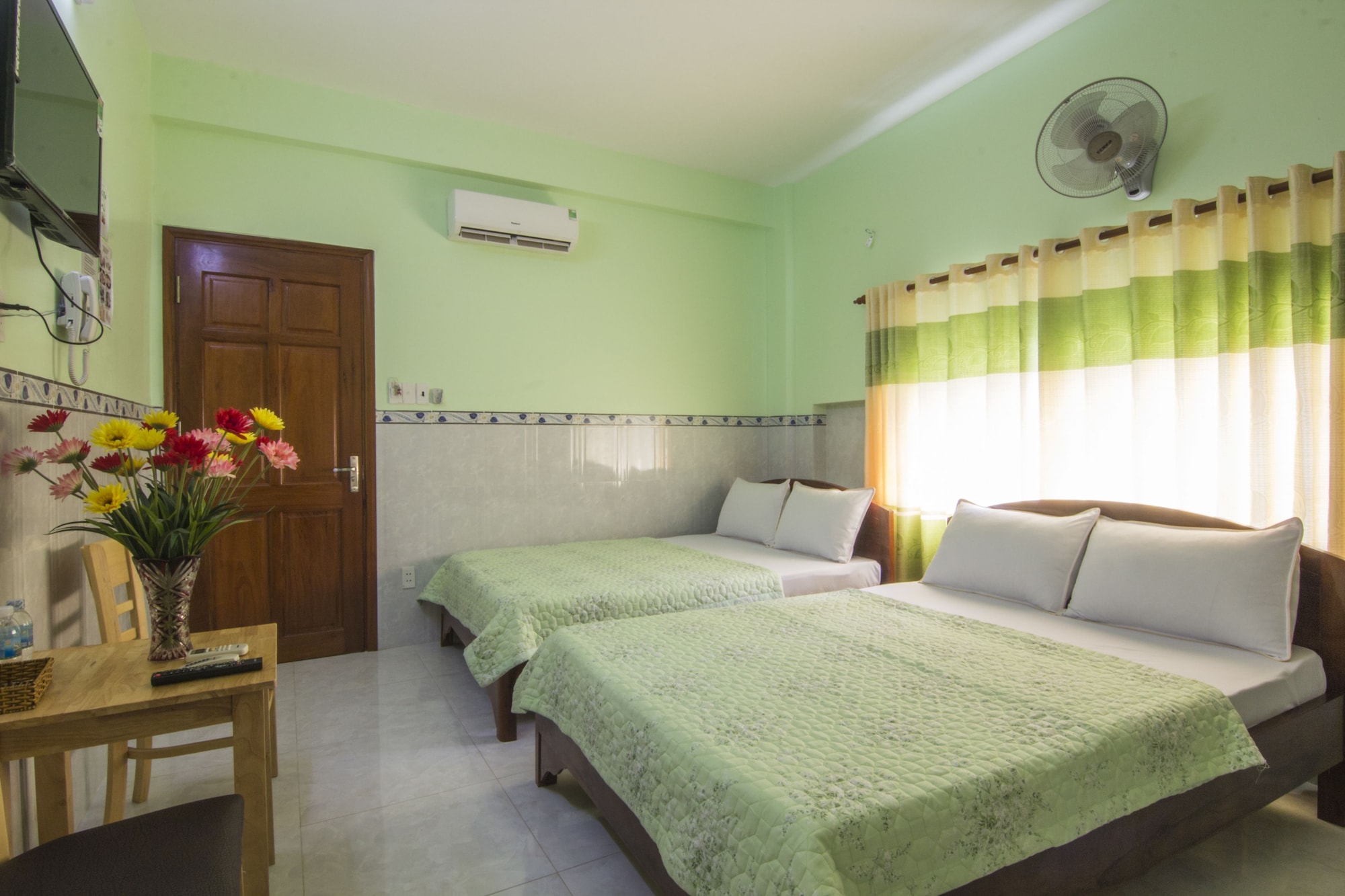 ROOM, QUADRUPLE