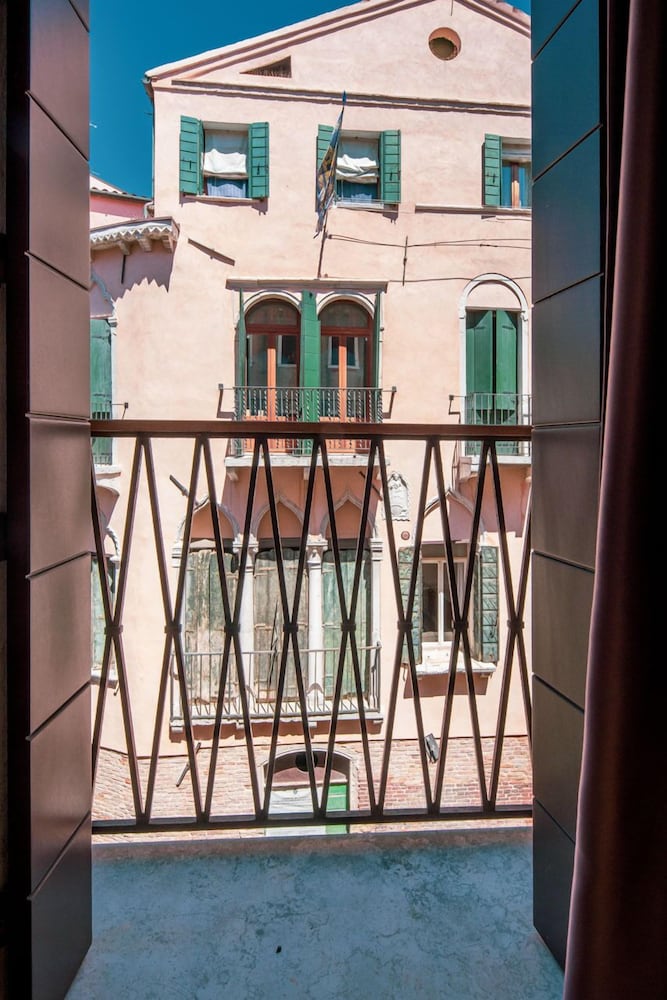 San Marco Boutique Canal View 1/33