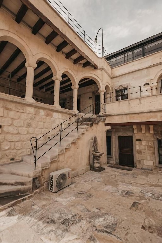 Medusa Cave Hotel 4/50