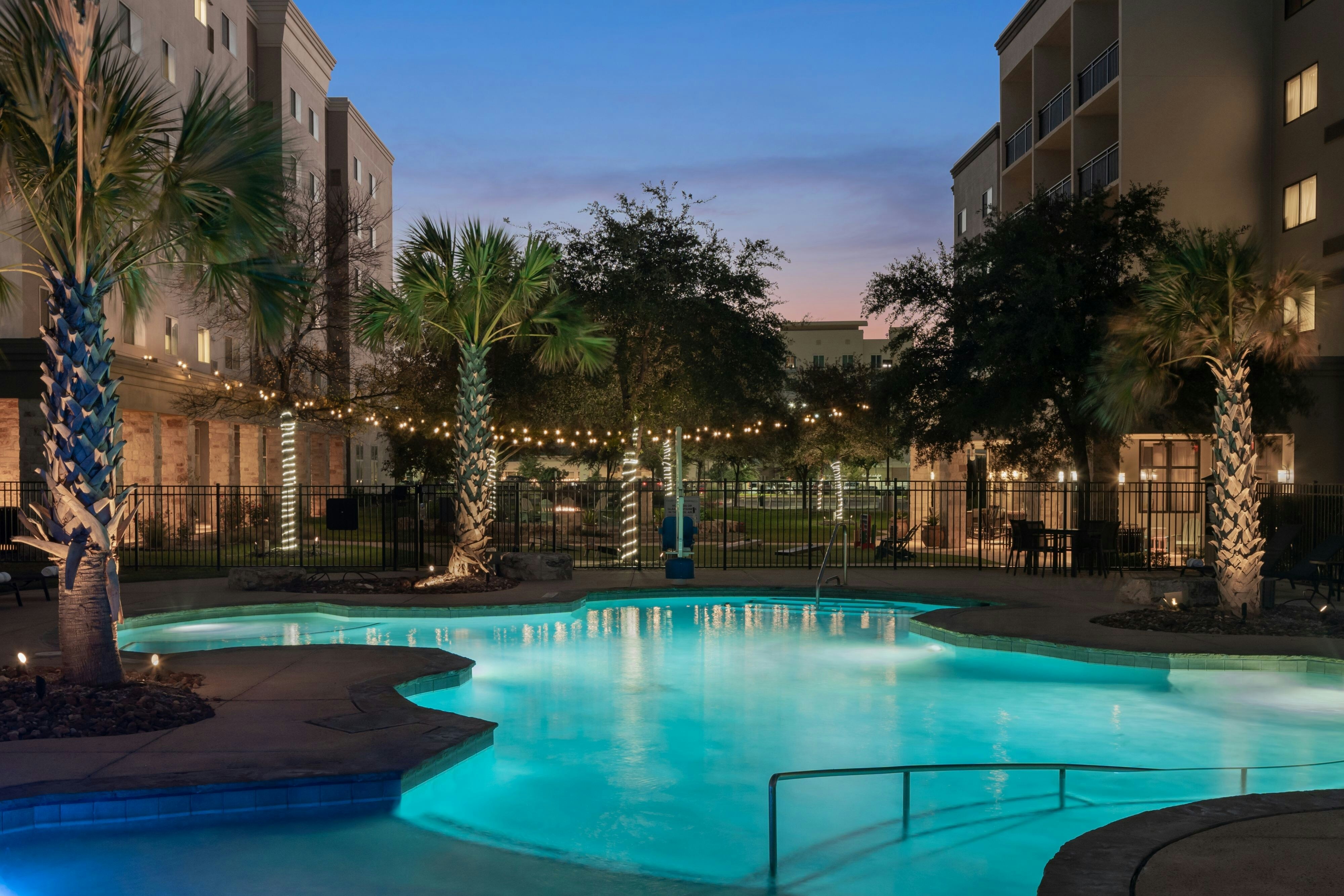 Courtyard By Marriott San Antonio Six Flags At The Rim 23/36