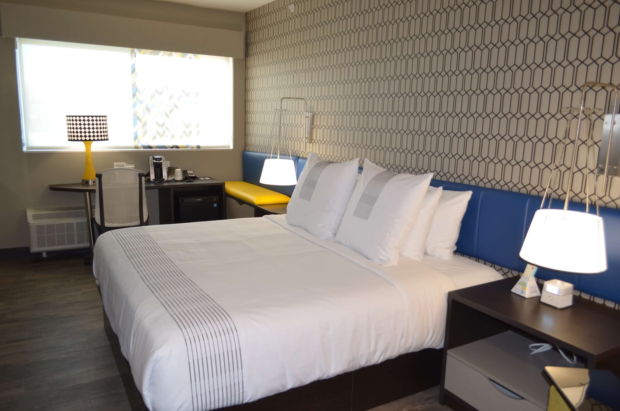 Standard, King Bed 2/6