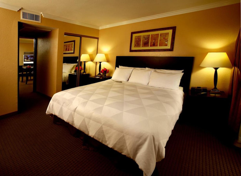 Buena Park Grand Hotel and Suites 22/75