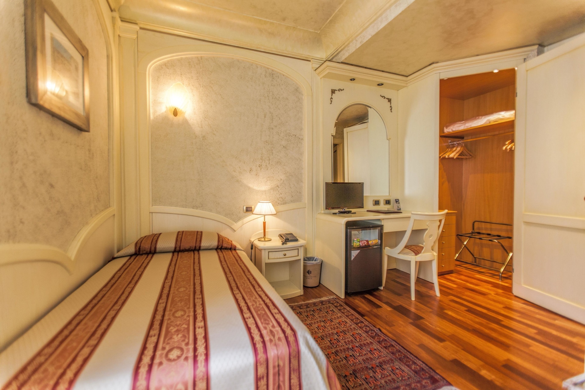 ROOM, SINGLE