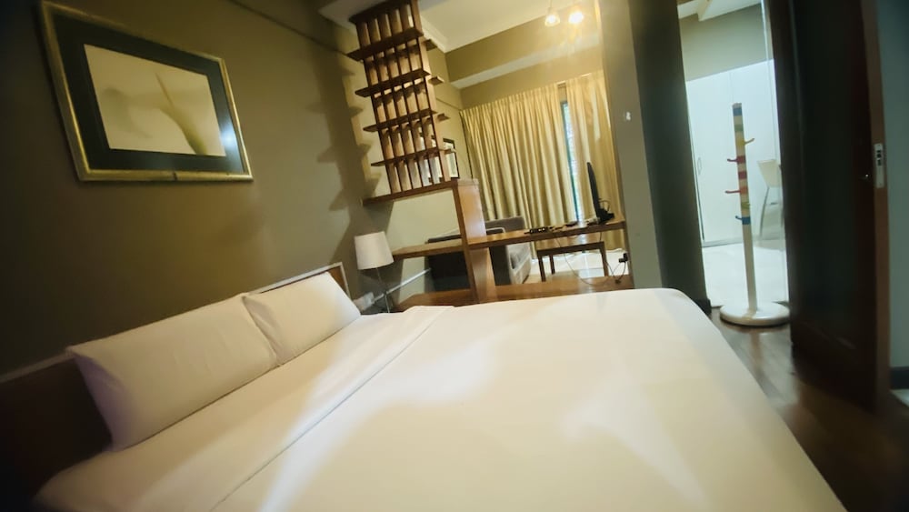 Peninsula Residence All Suite Hotel. 12/36