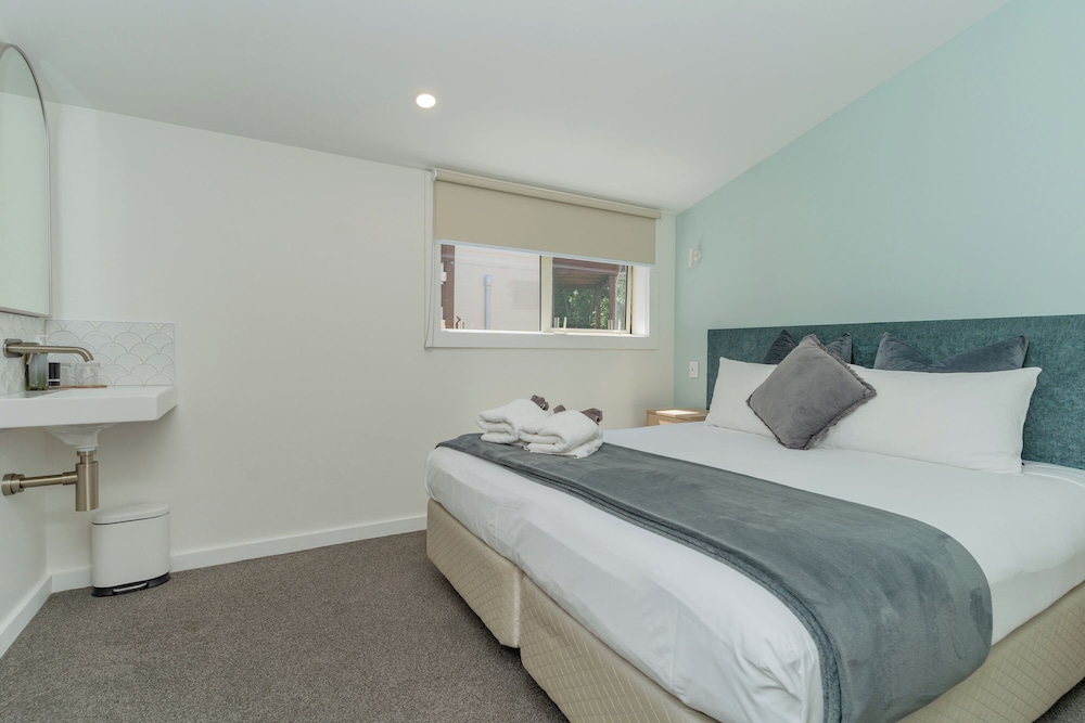 BASIC, DOUBLE OR TWIN BED, SHARED BATHROOM