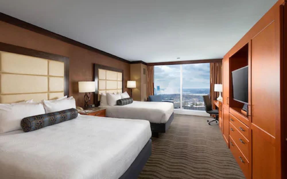 DELUXE, 2 QUEEN BEDS, SMOKING