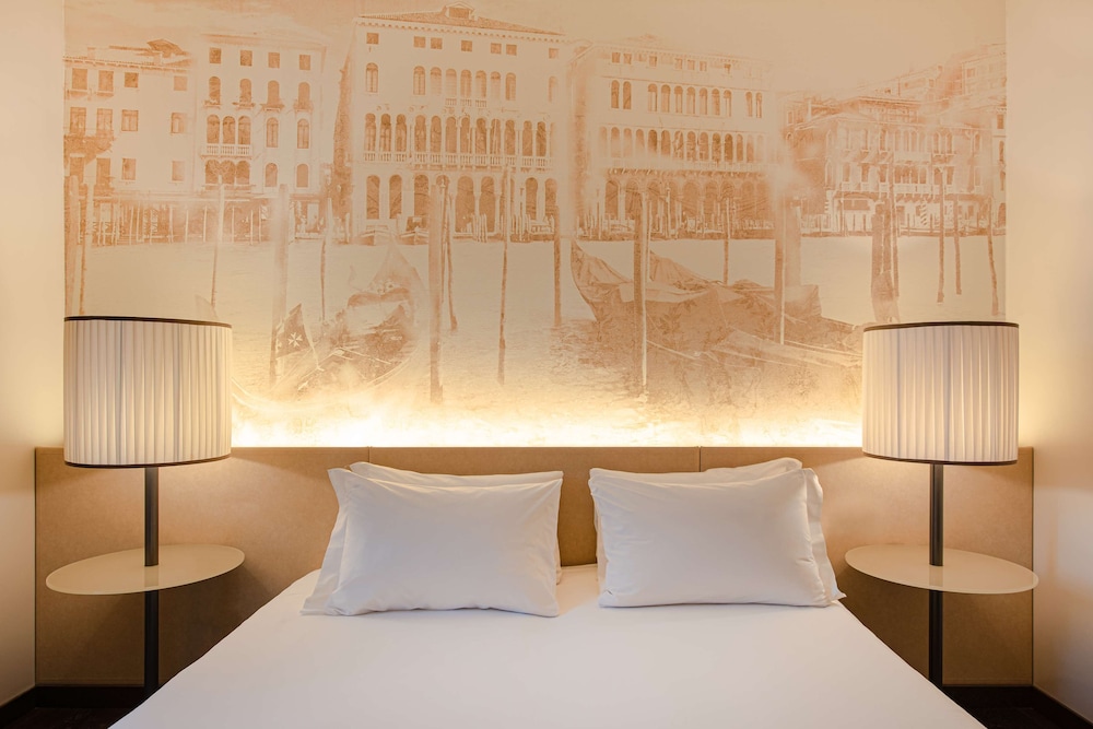 ROOM, KING BED, COURTYARD VIEW