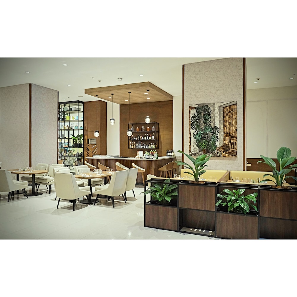 Summit Hotel Greenhills 40/61