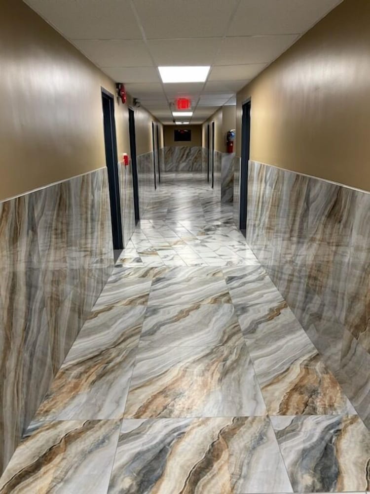 Townhouse Inn &amp; Suites 4/25