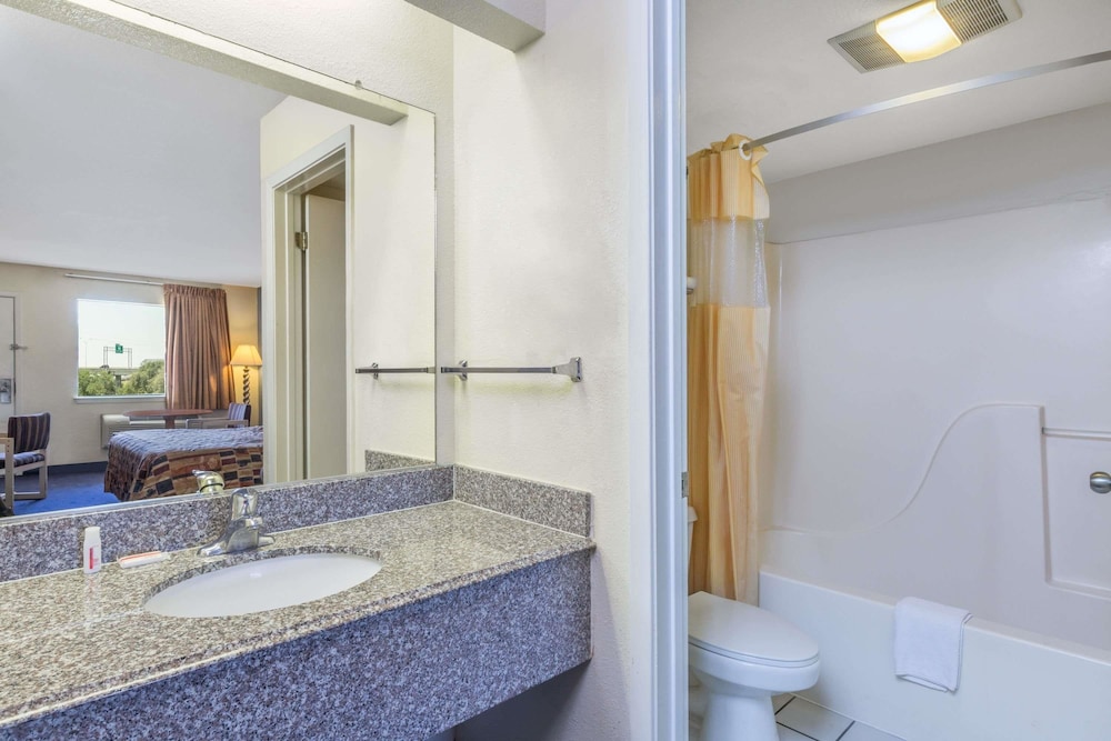 Days Inn by Wyndham San Antonio 9/19