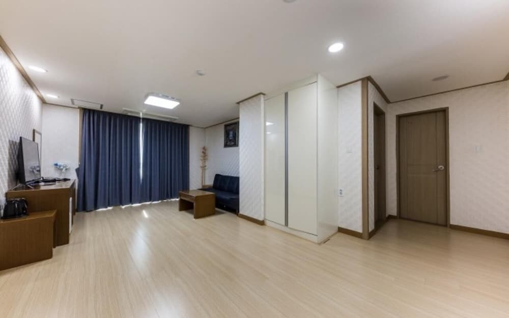 Mud Beach Hotel 9/57