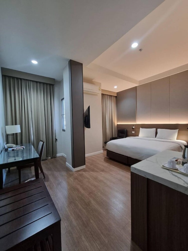 J. Park Hotel 34/62