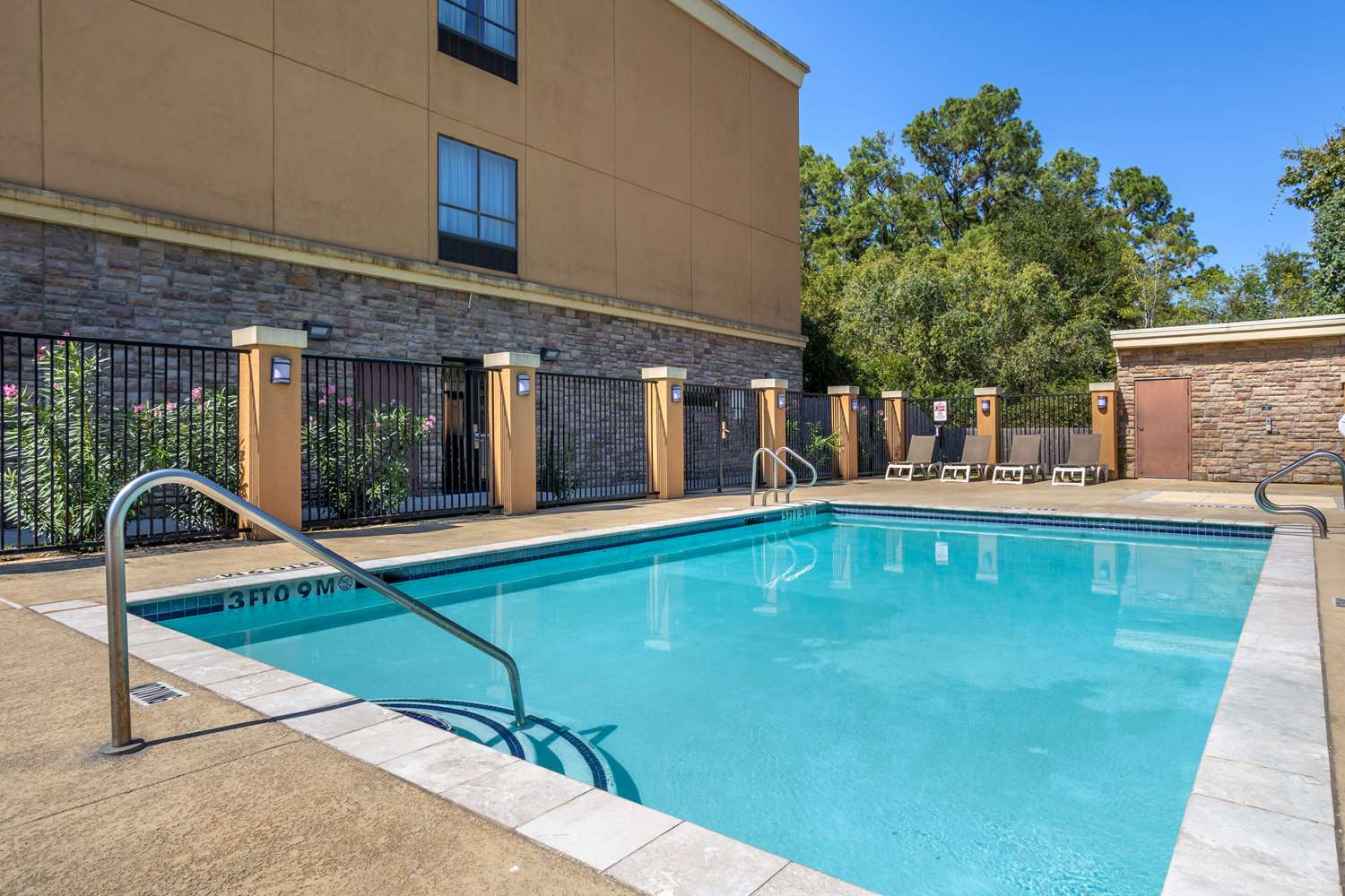 Comfort Suites Old Town Spring, TX 28/44