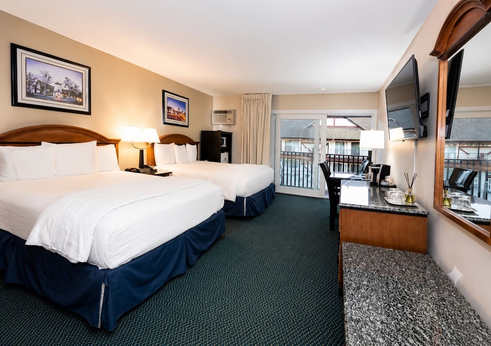Signature, Upstairs, 2 Queen Beds, Balcony
