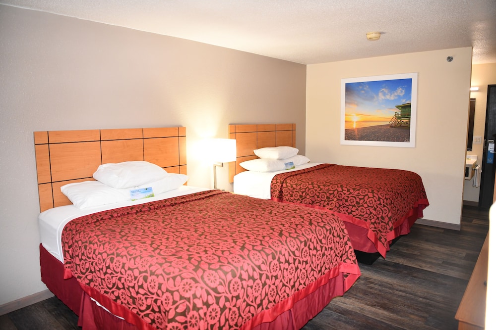 Days Inn & Suites by Wyndham Kaukauna WI 9/58