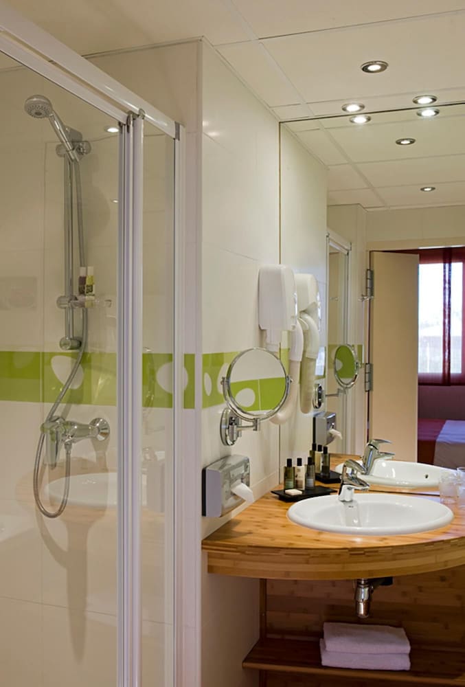 Mercure Lyon Est Villefontaine 10/64