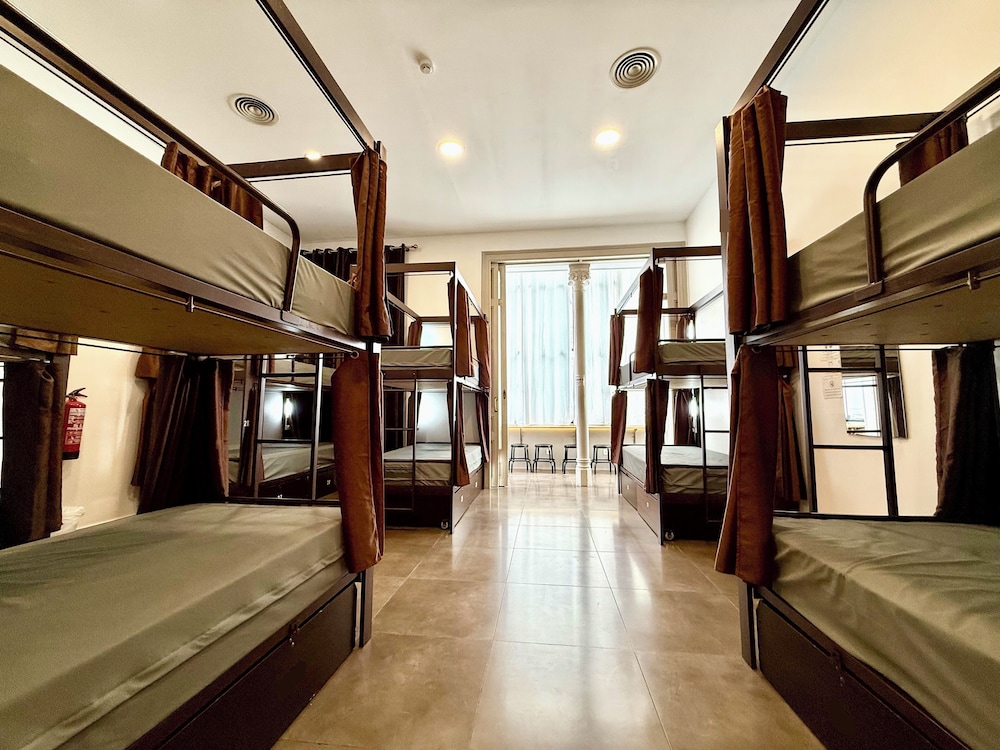 Hip Karma Hostel Shared Rooms 16/50