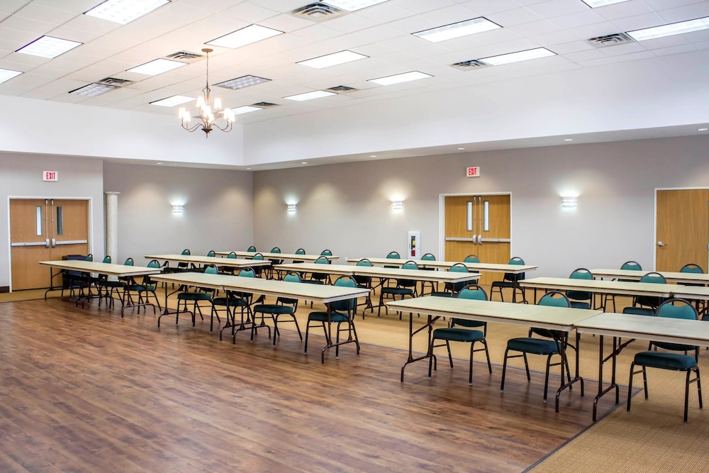 Sleep Inn & Suites Charles City 39/54