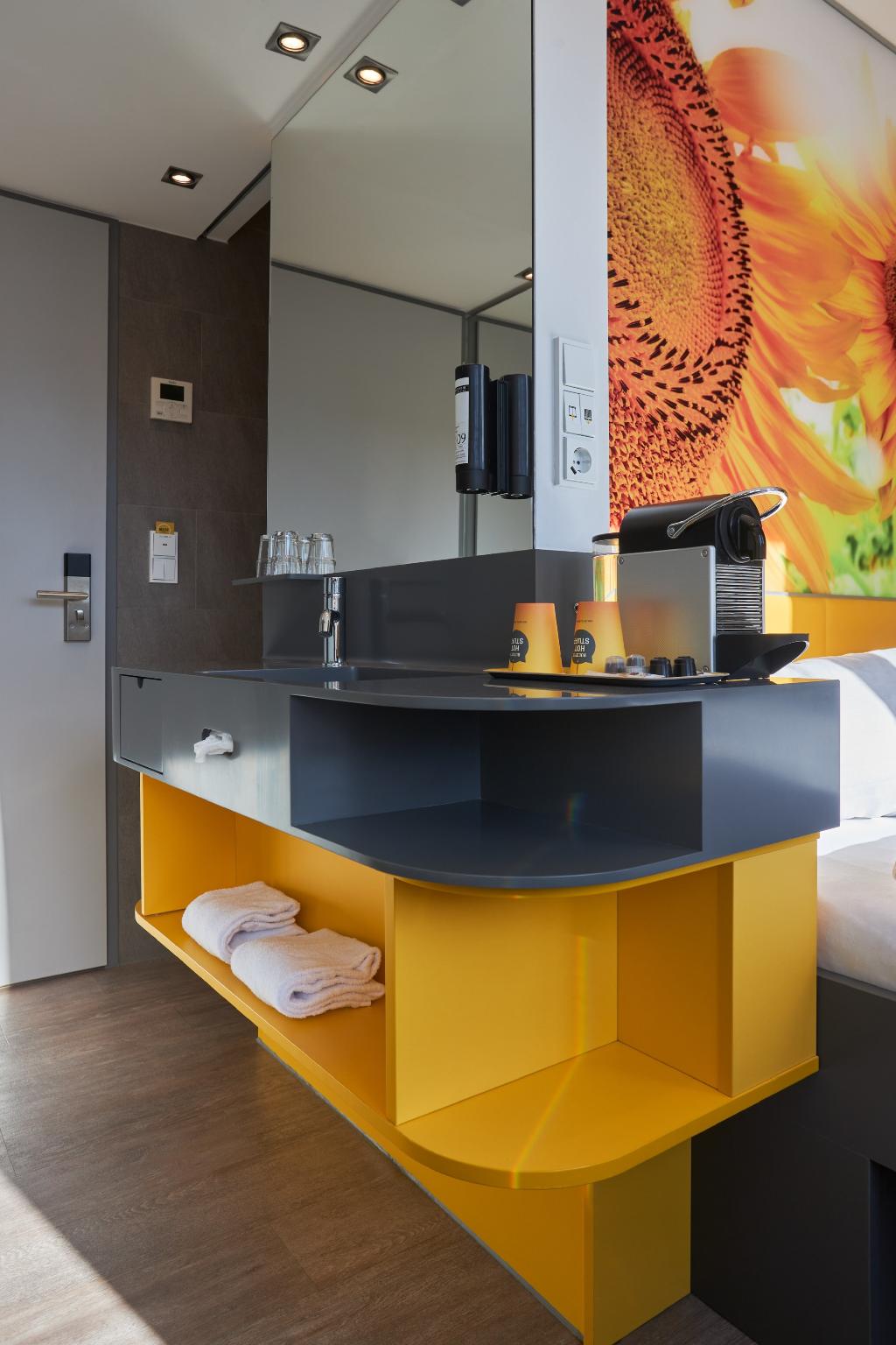 ROOM, DOUBLE BED