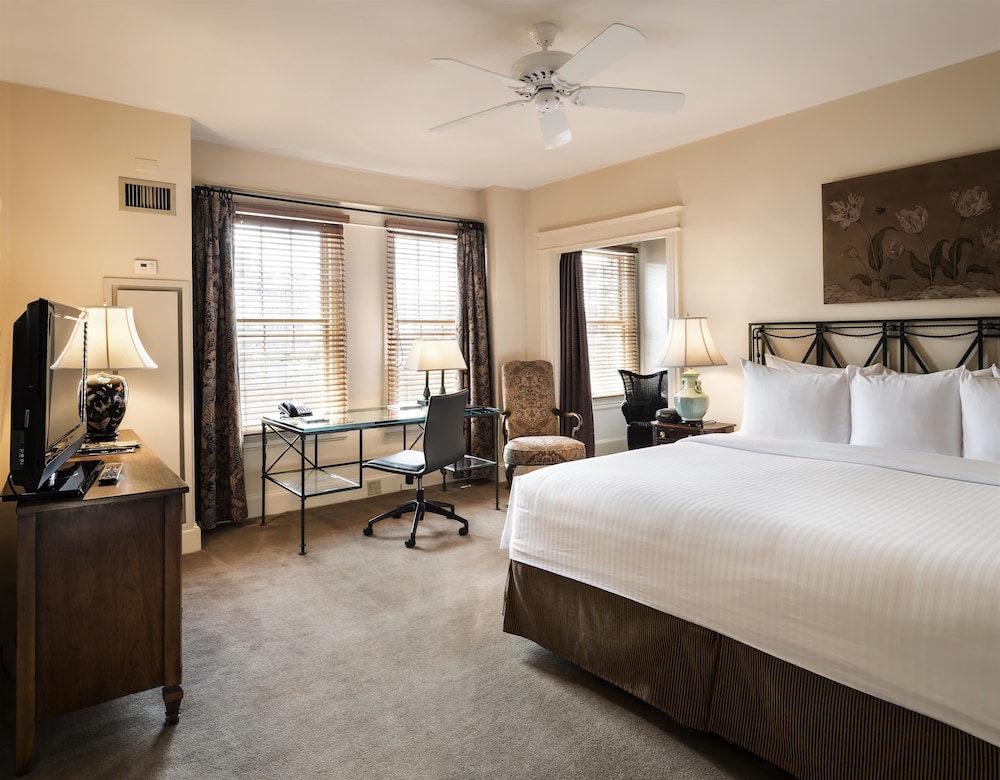 EXECUTIVE, KING BED