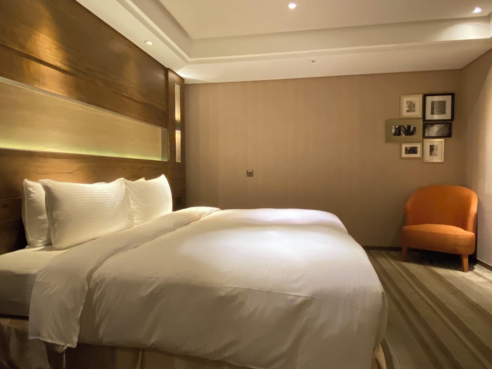 Room, King Bed, No Window, Accessible