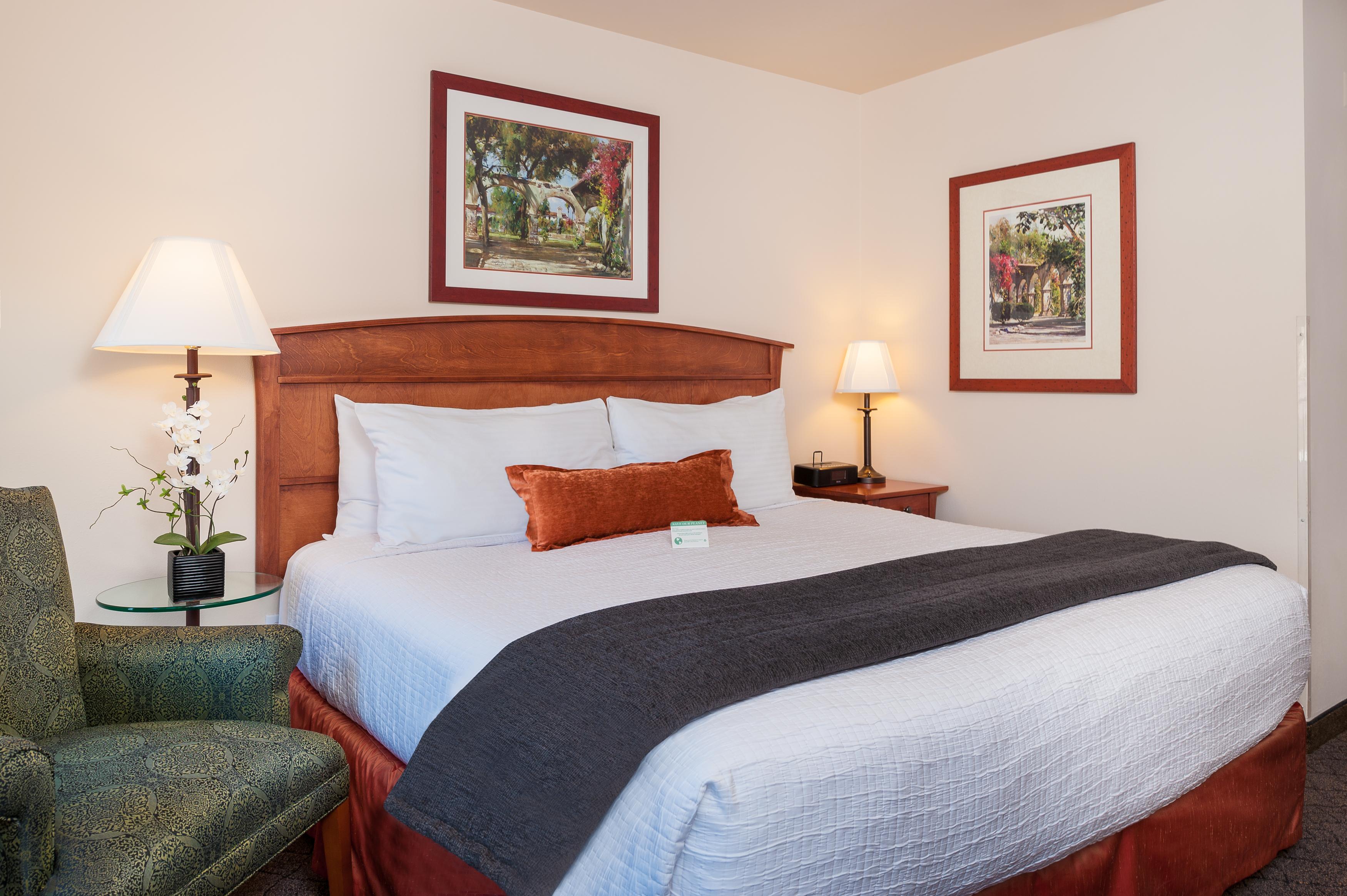 ROOM, KING BED