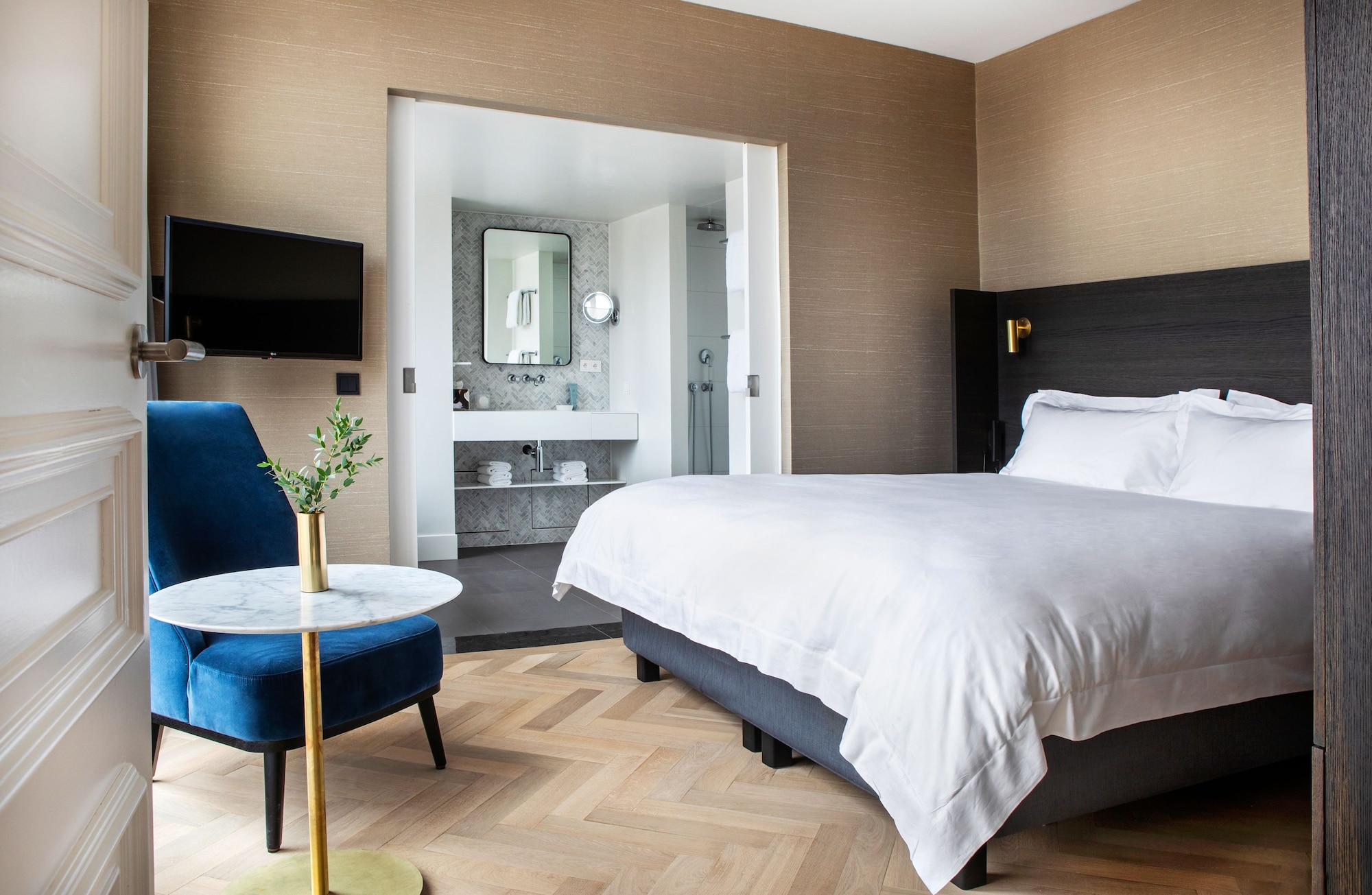 ROYAL, SUITE, KING BED