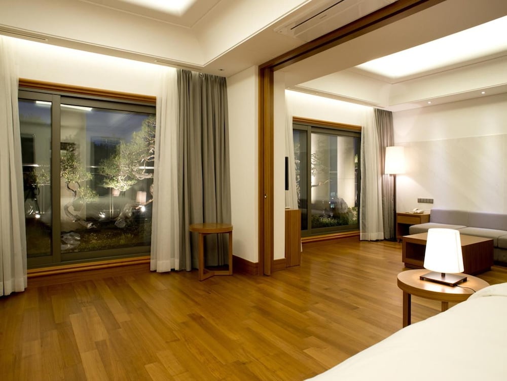 Pine Grove Hotel 44/57