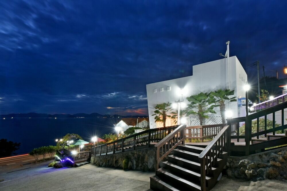 Namhae Bluemare Pension 4/50