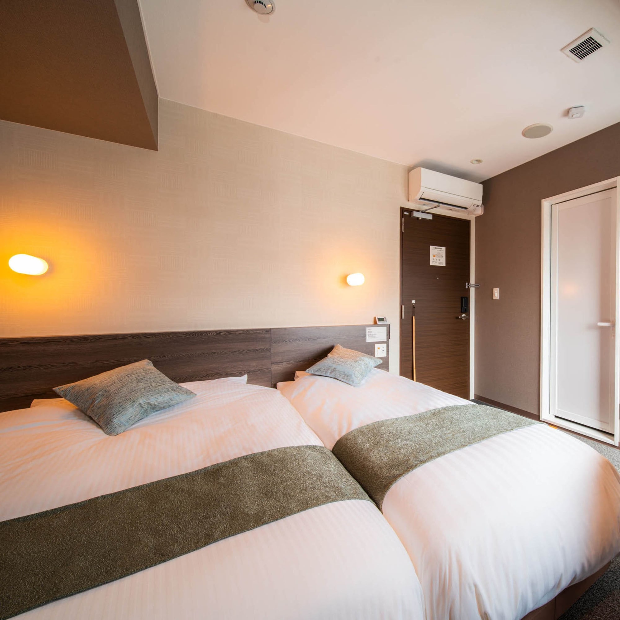 HOLLYWOOD, TWIN BEDS