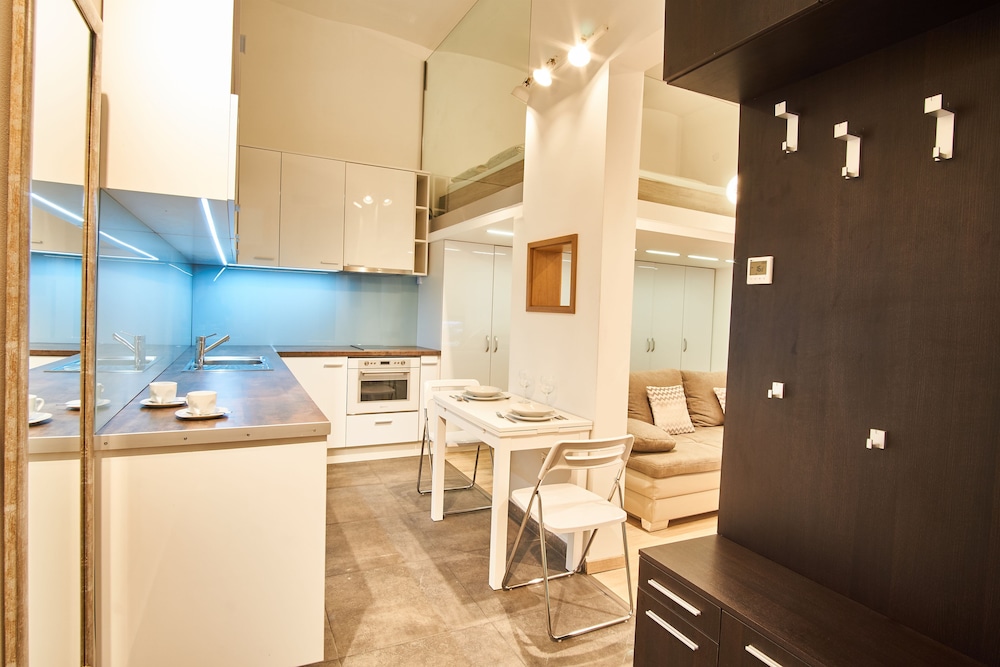 V27 Budapest Apartment 6/18