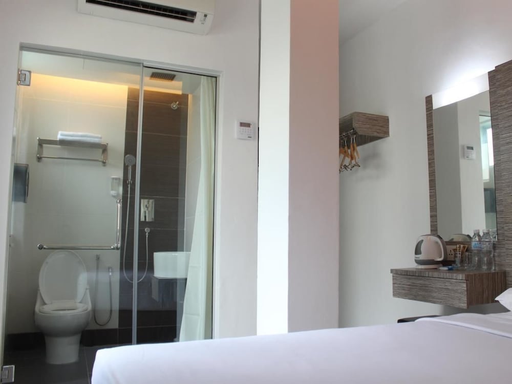Dream Hotel 6/36