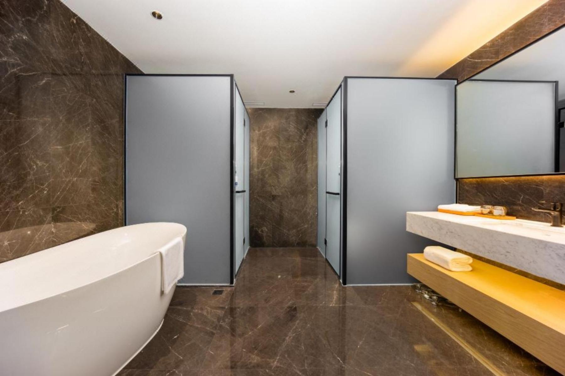 Suite, King Bed, Lake View