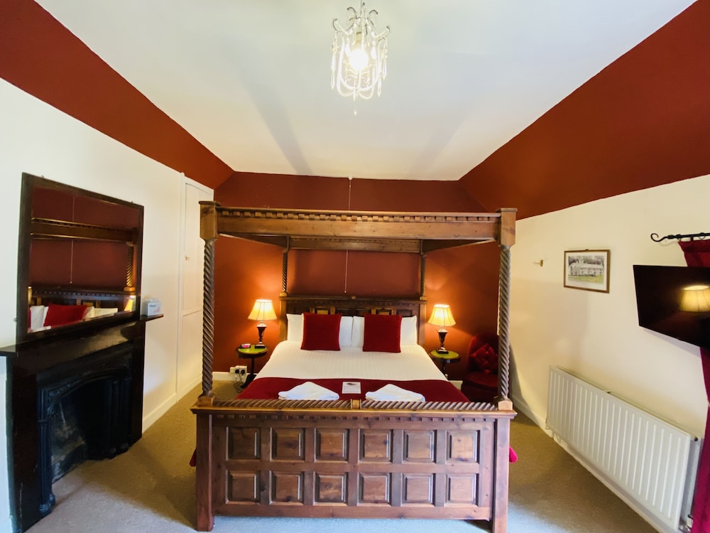 Four Poster, King Bed
