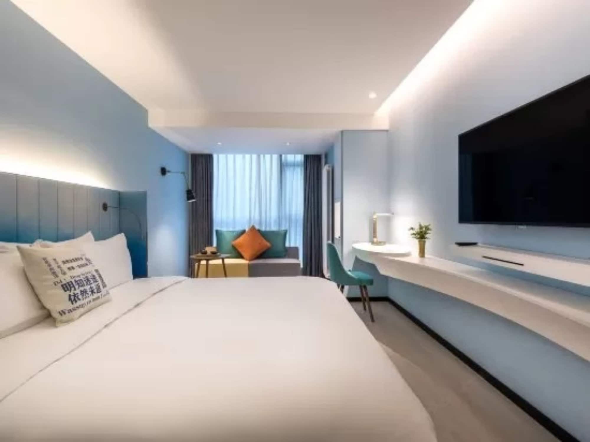 ROOM, DOUBLE BED