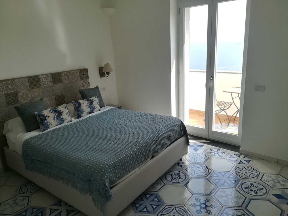 Panoramic, Queen Bed, Sea View, Stair Access Only, Balcony