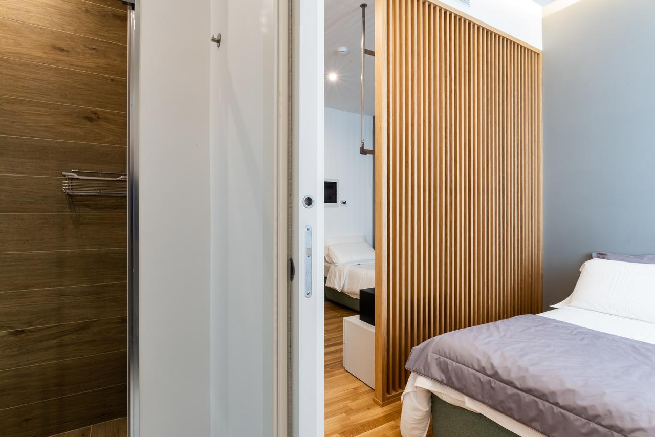 Room, 6 People