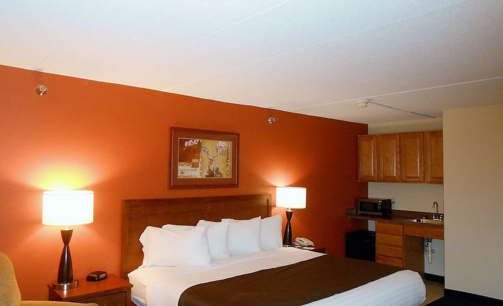 AmericInn by Wyndham Cedar Rapids/CID Airport 16/39
