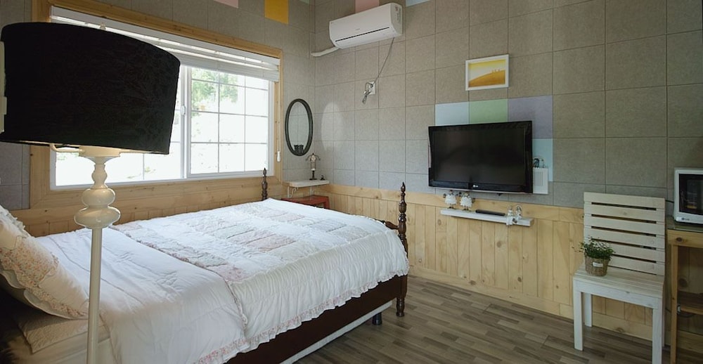 Brown, Queen Bed