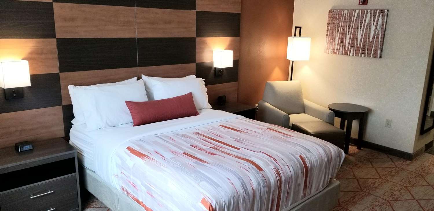 غرفة بسرير كينج بمطبخ صغير