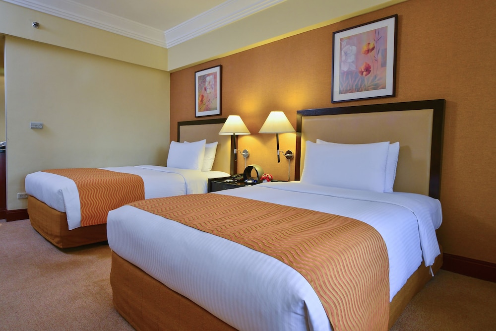 Diamond Hotel Philippines 18/68